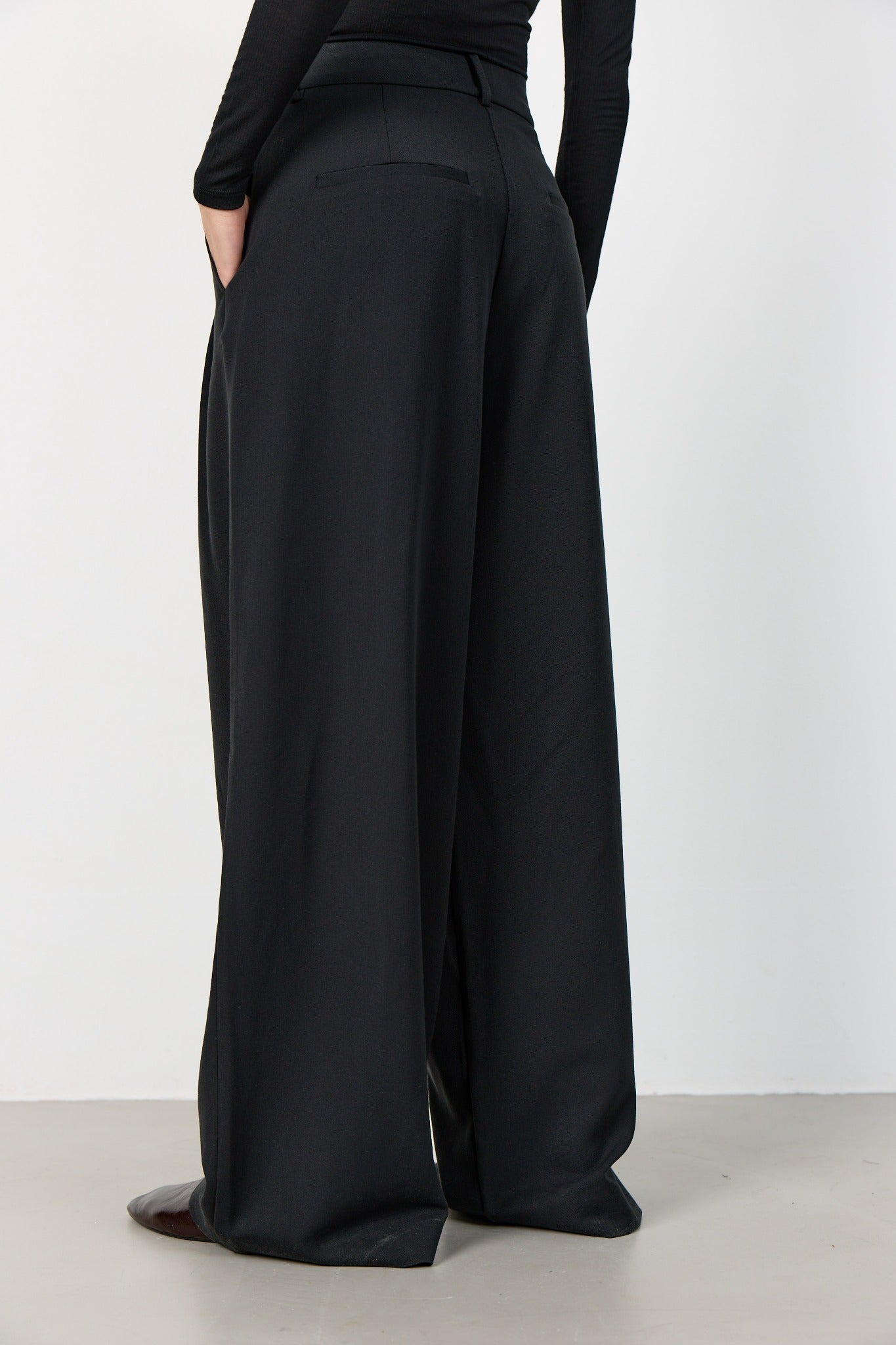 Leveté Room - LR-Peeta 2 Buks i sort