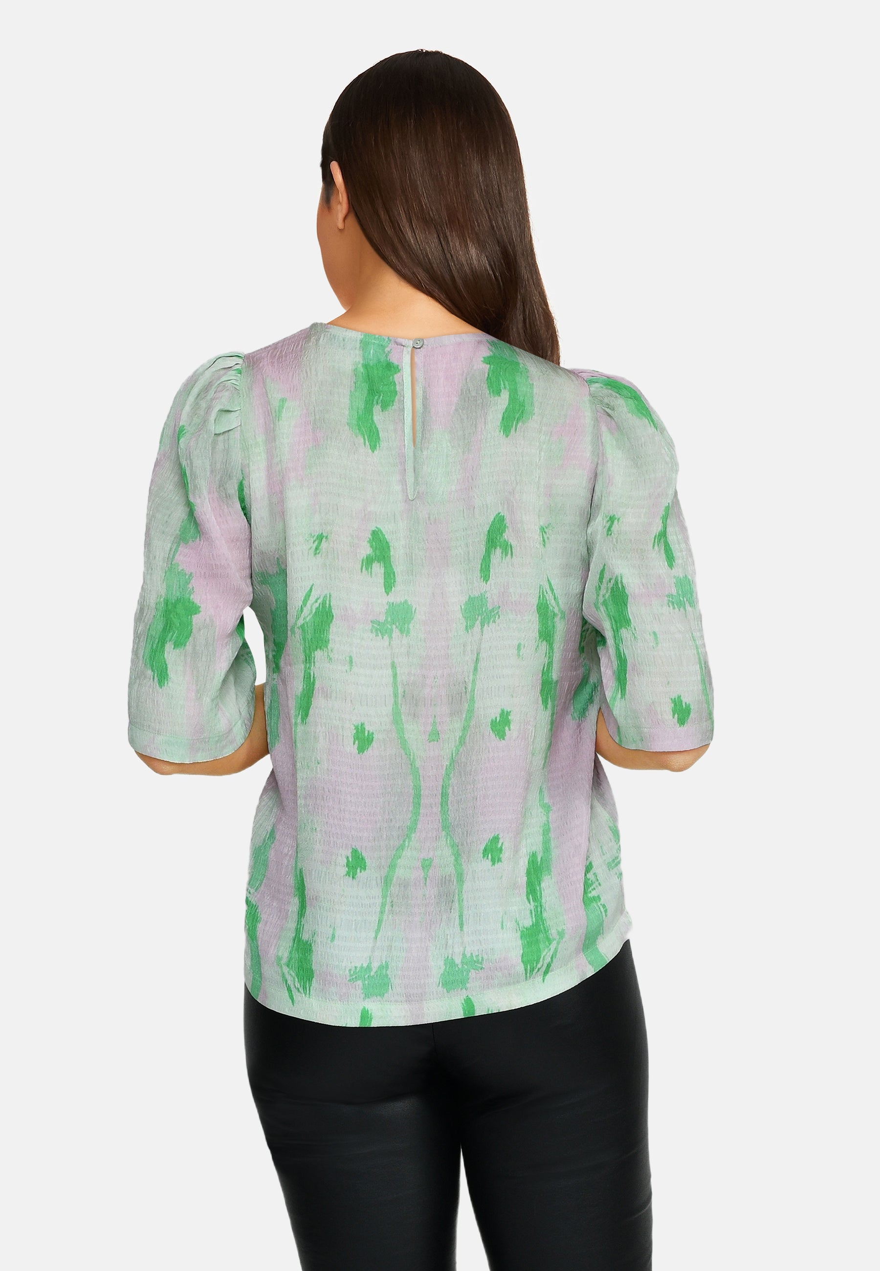Bluse med grøn og pink print, kort ærmer, bagfra
