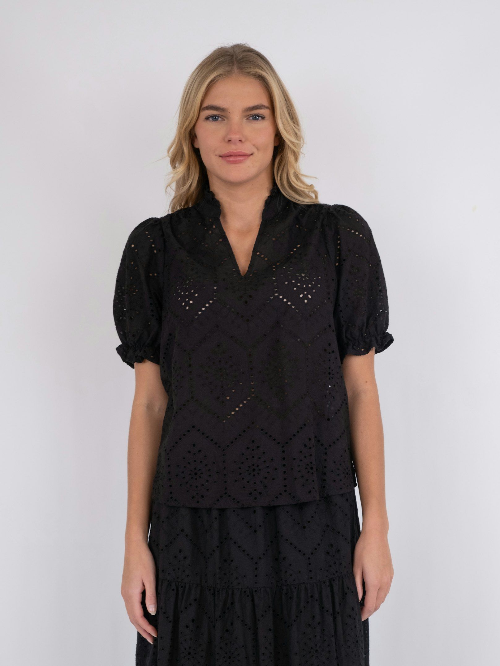 Neo Noir Odesa Embroidery Bluse