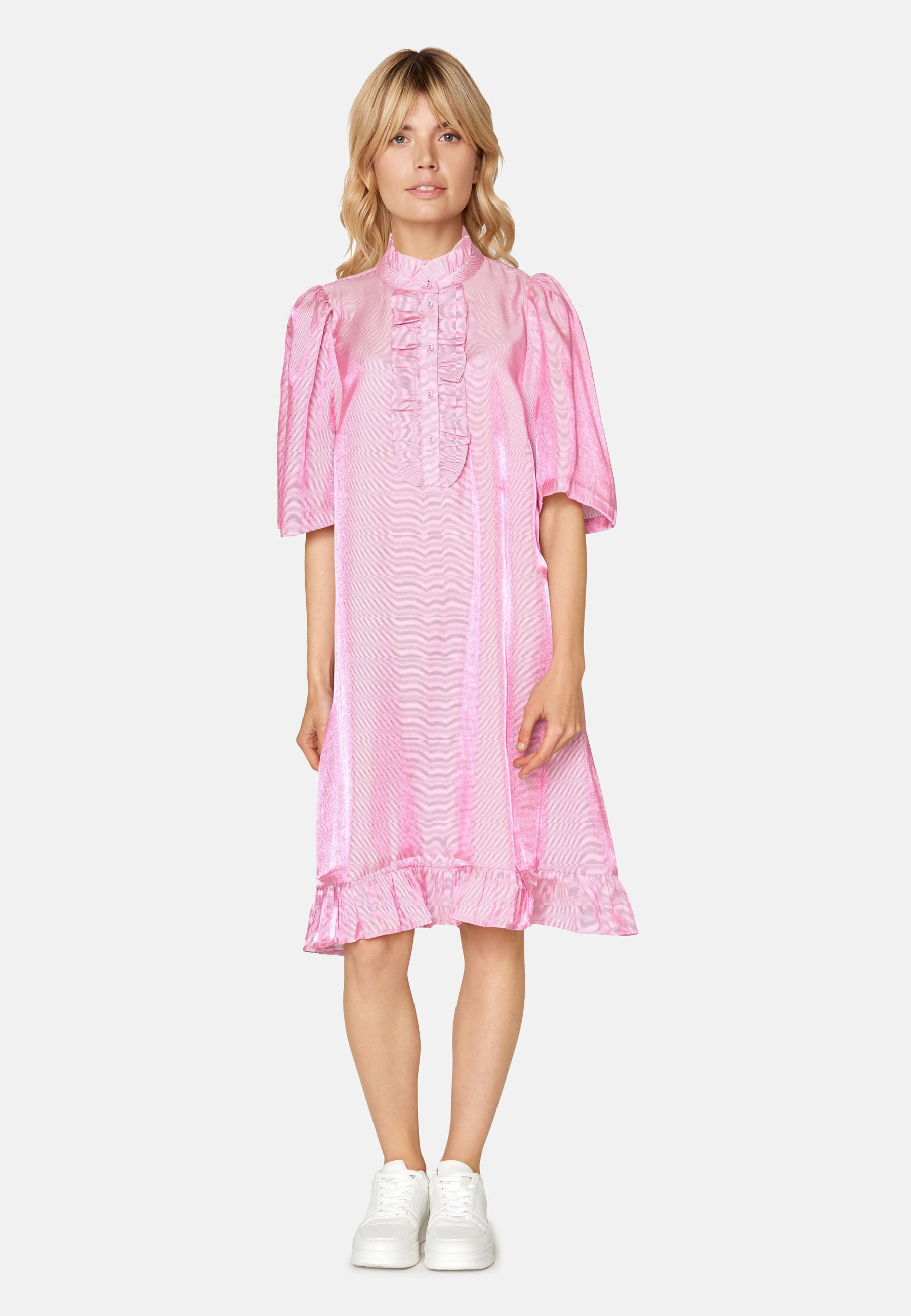 model i pink knælang kjole med korteærmer fra love & divine, forfra