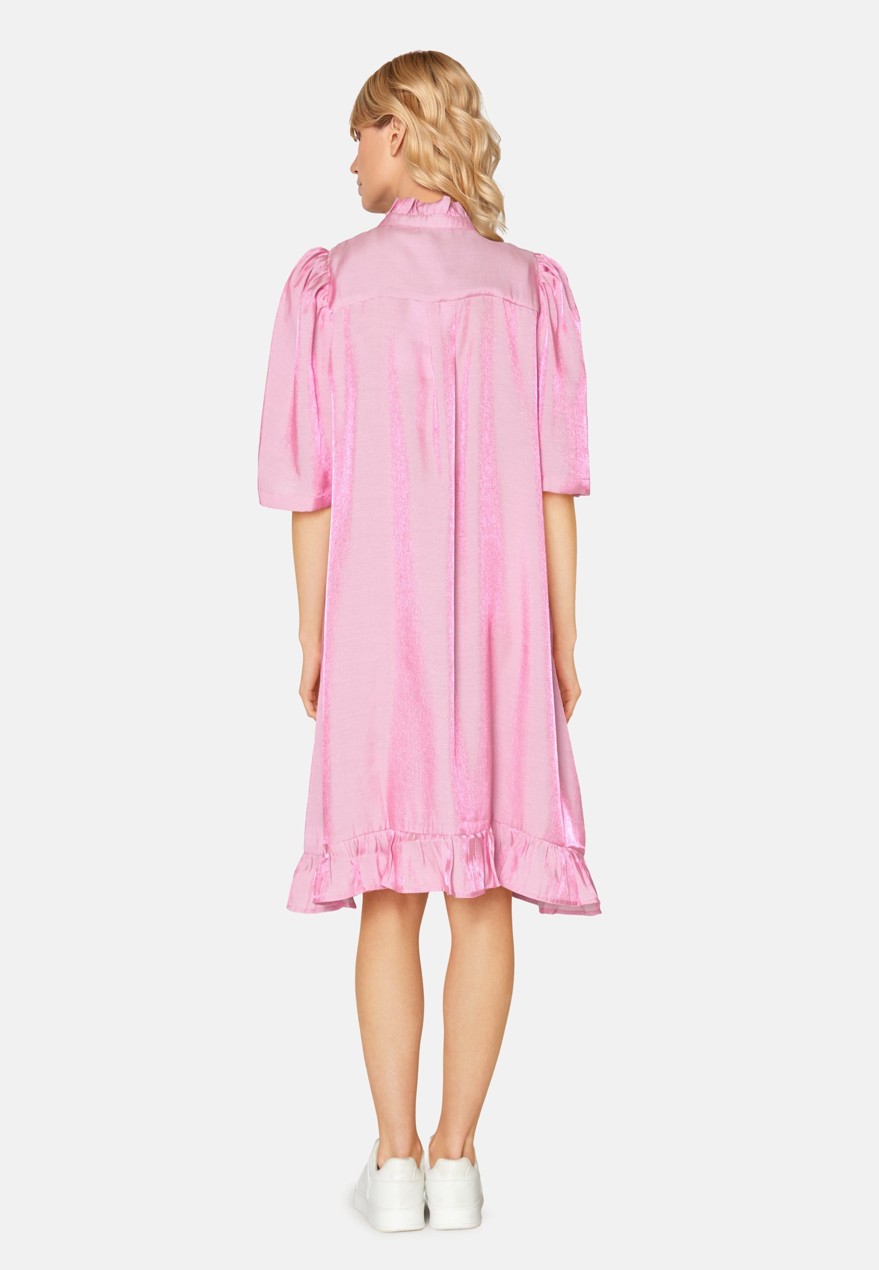model i pink knælang kjole med korteærmer fra love & divine, bagfra