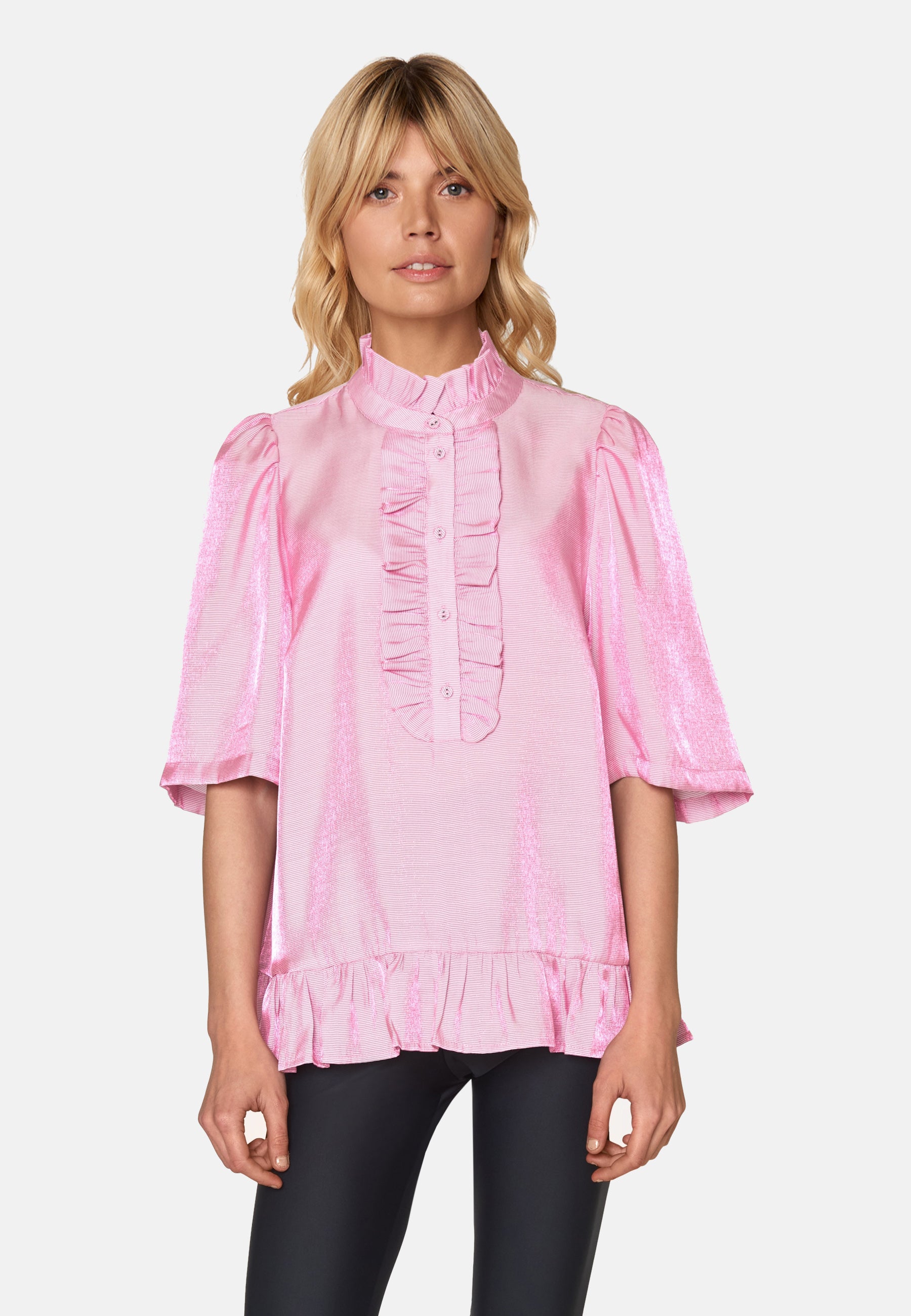 model i pink bluse med kortærmer og flæsedetaljer fra Love & Divine, forfra