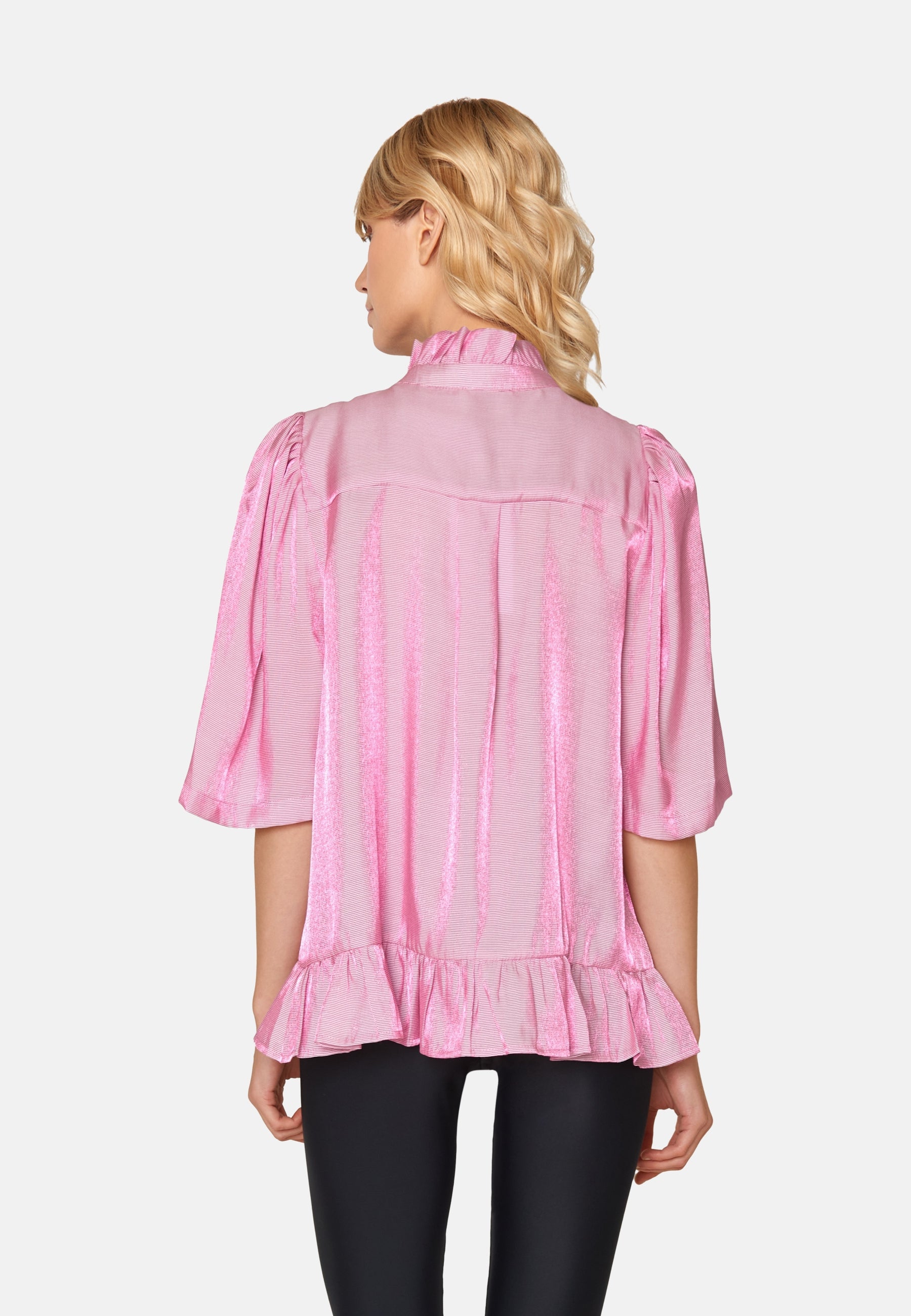 model i pink bluse med kortærmer og flæsedetaljer fra Love & Divine, bagfra