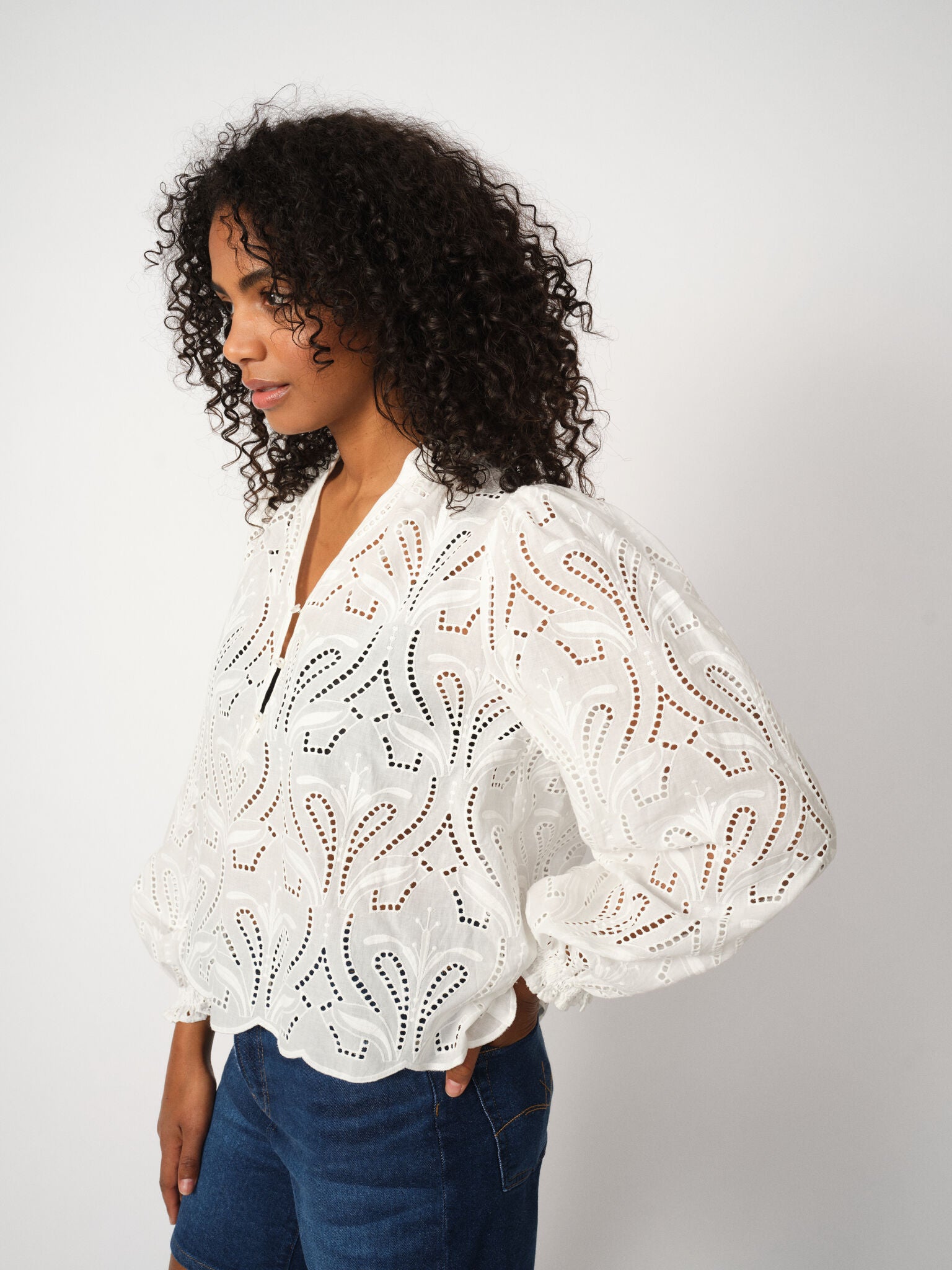 MMTazzin Caza Blouse – hvid broderet bomuldsbluse fra Mos Mosh