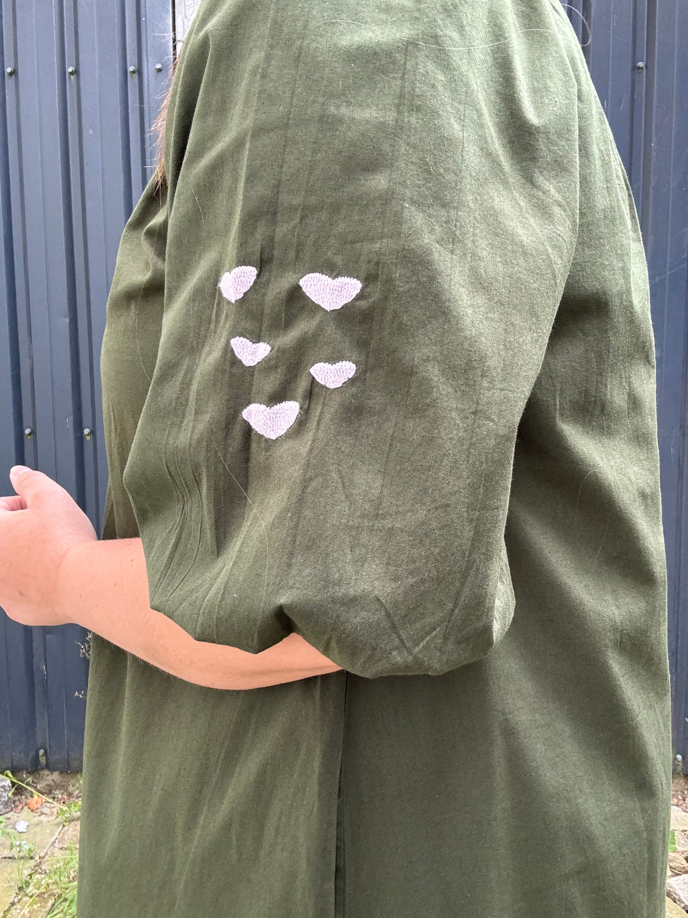 Oyster Dress i Army - Kjole med Broderi fra Wauw