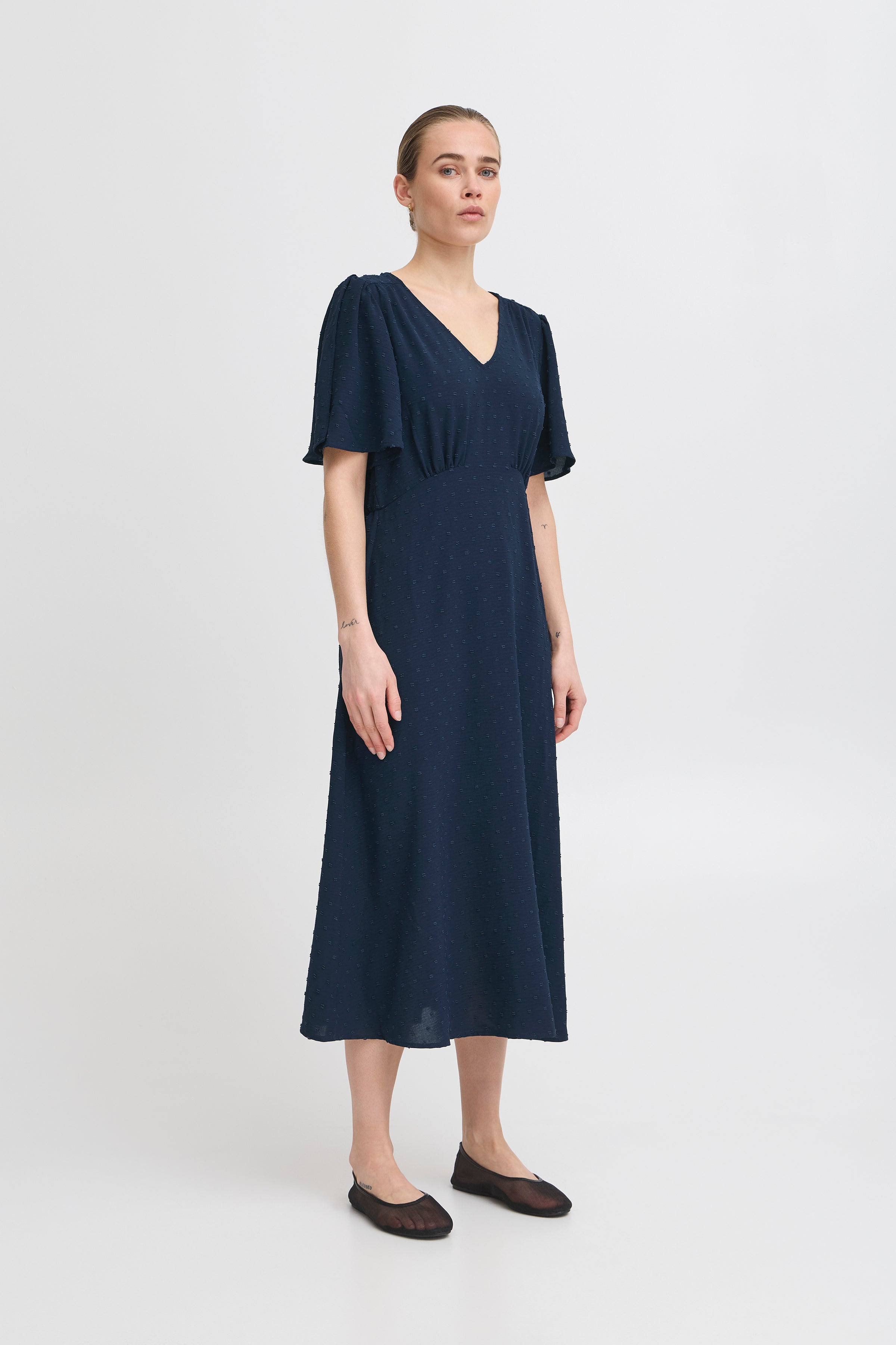 Ichi IHZabby Kjole – Navy Kjole med Elegant Fald