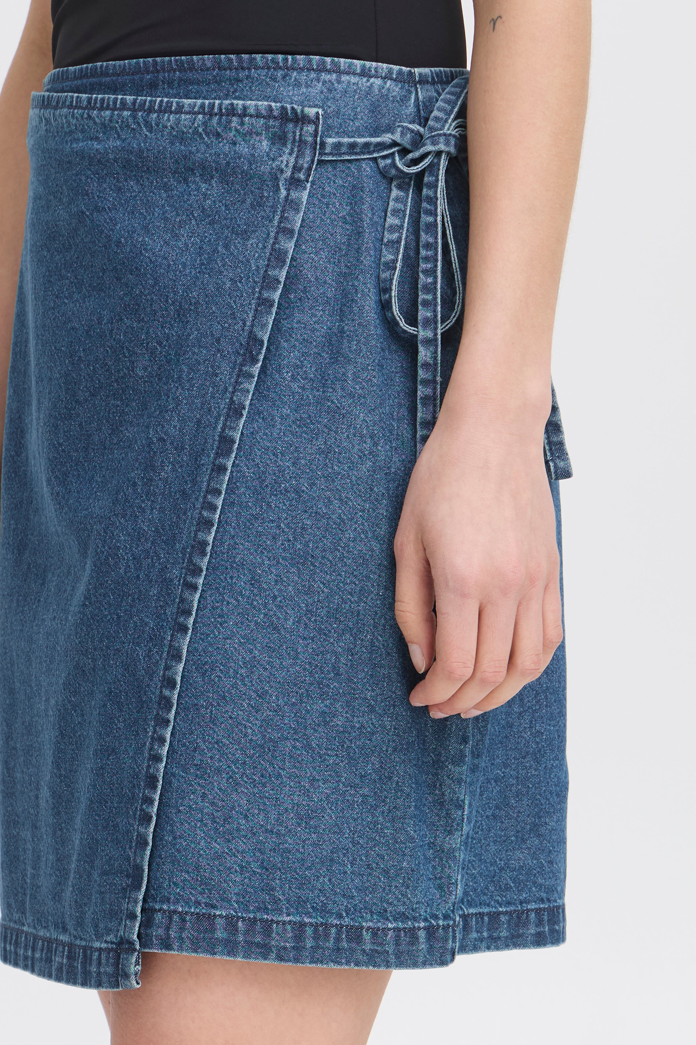 ICHI IHDallas Skirt – Kort slå-om nederdel i denim
