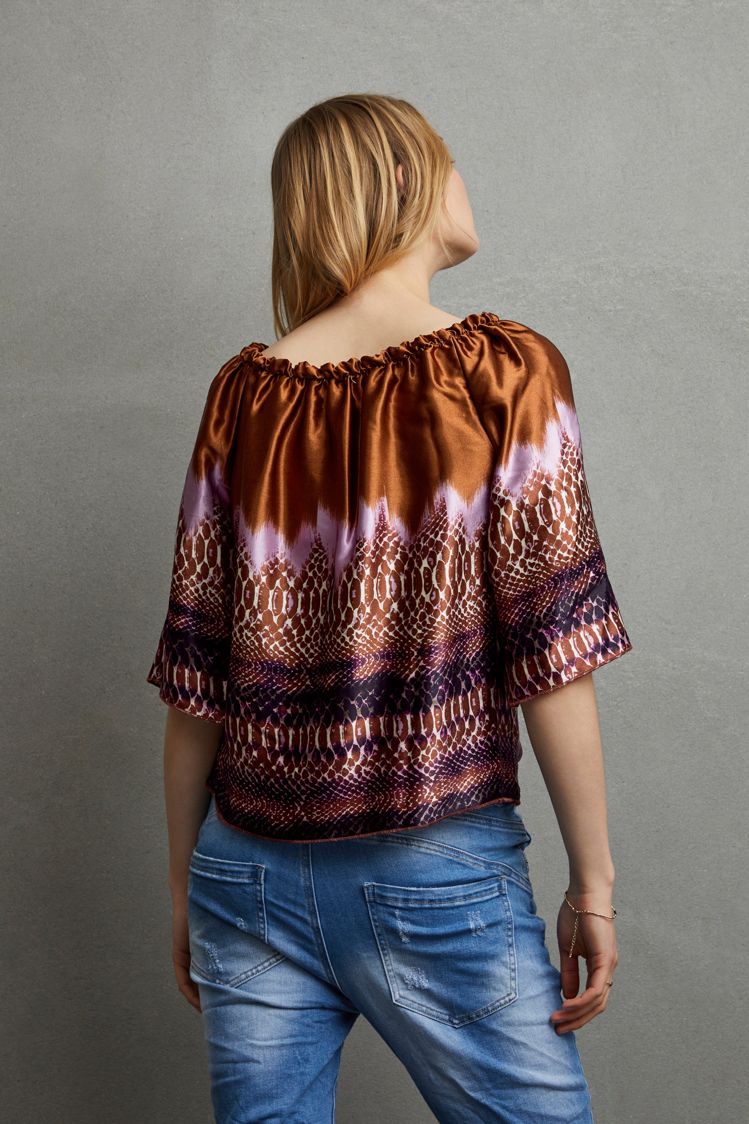 model i bluse med mønster, kan bruges som off-shoulder, bagra