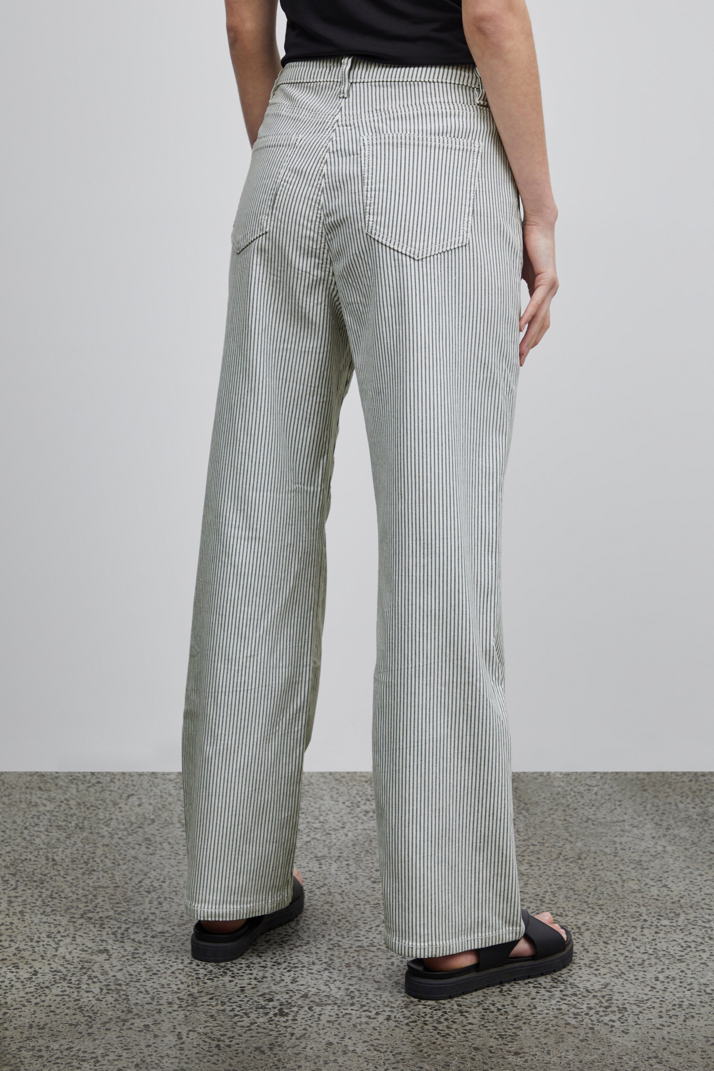 model bukser med striber fra Sorbet, bagfra