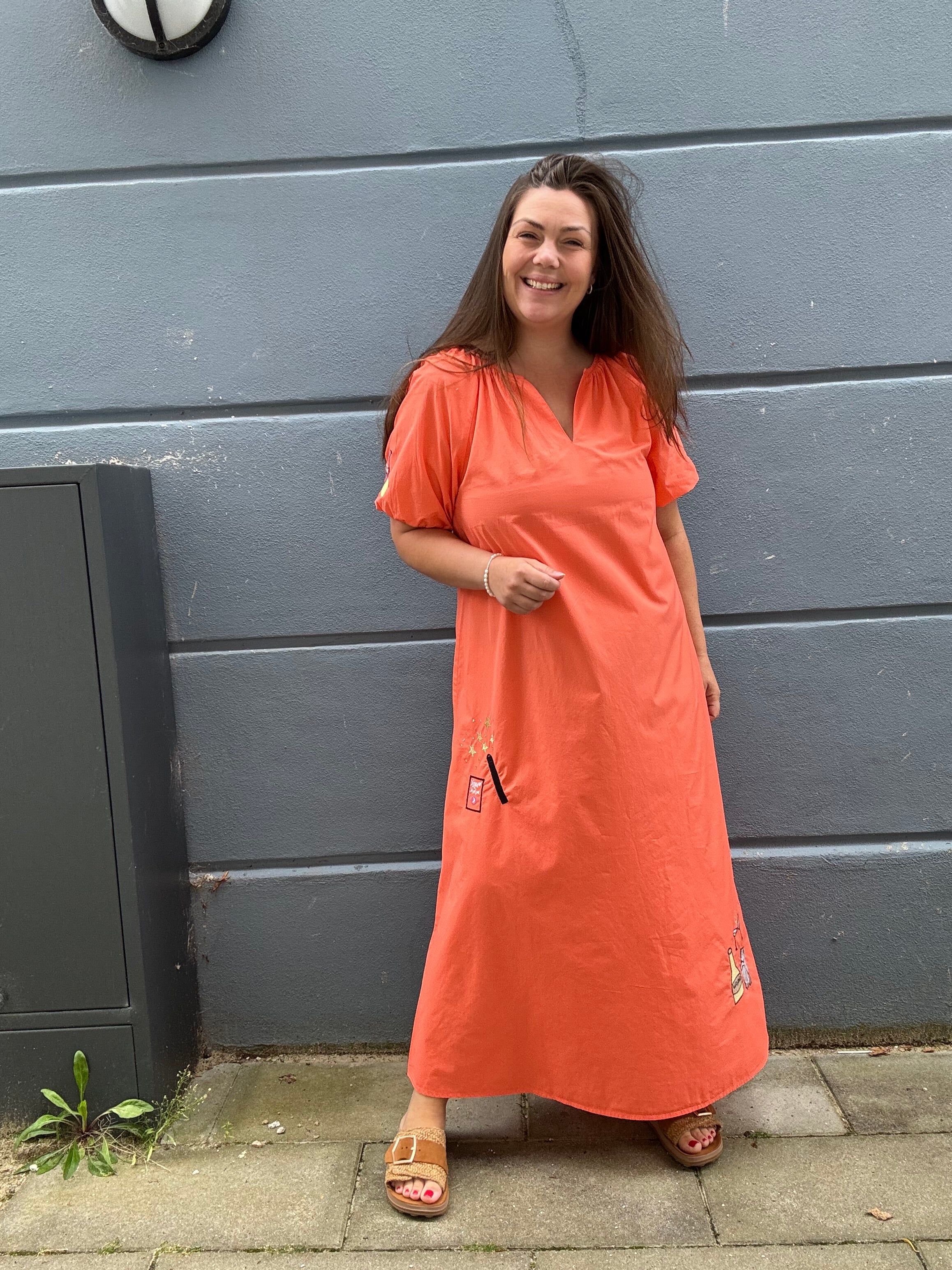 Oyster Dress i Orange - Kjole med Broderi fra Wauw