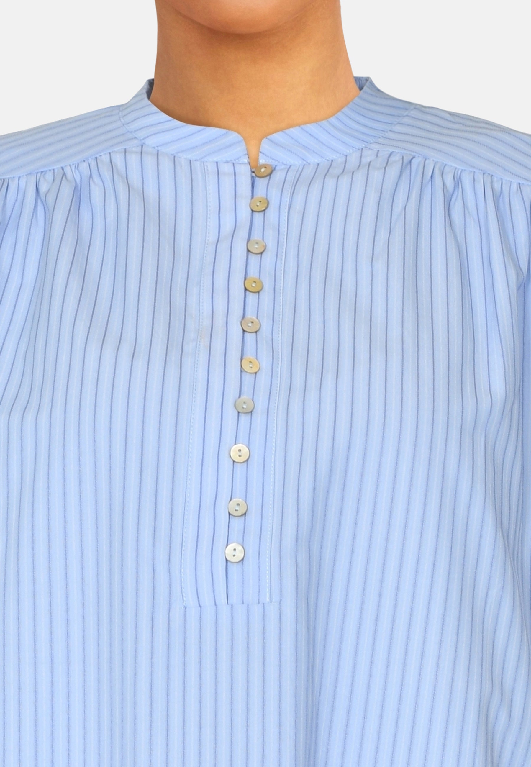 nærbillede af knapper, Blå skjortekjole med t-shirt ærmer og stiber fra love & divine, forfra