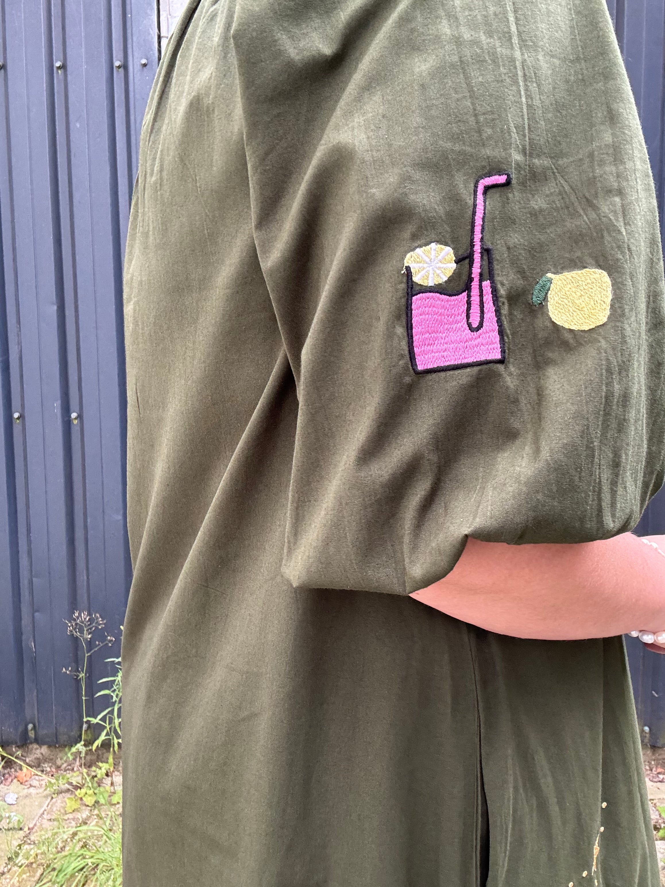 Oyster Dress i Army - Kjole med Broderi fra Wauw