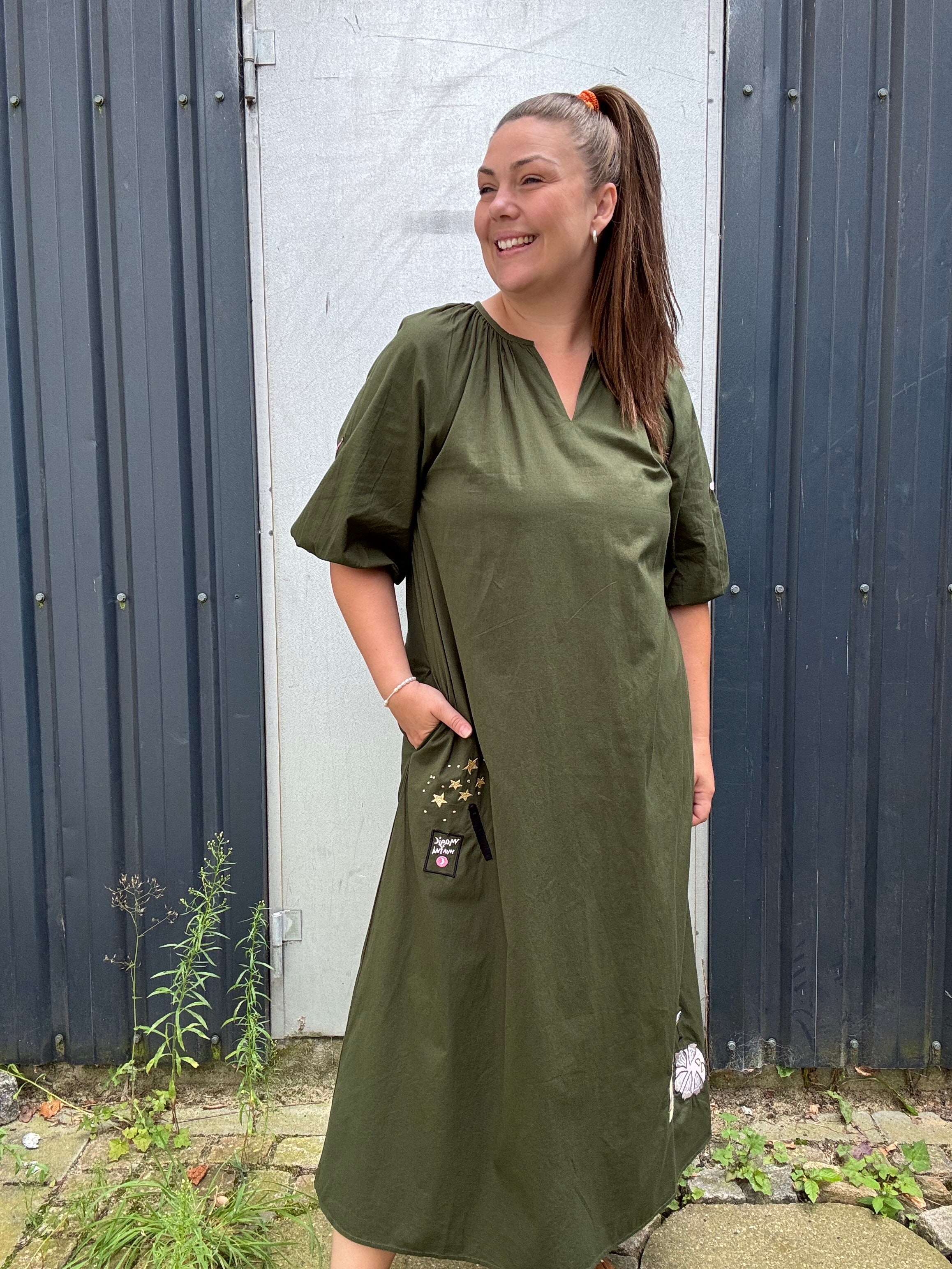 Oyster Dress i Army - Kjole med Broderi fra Wauw