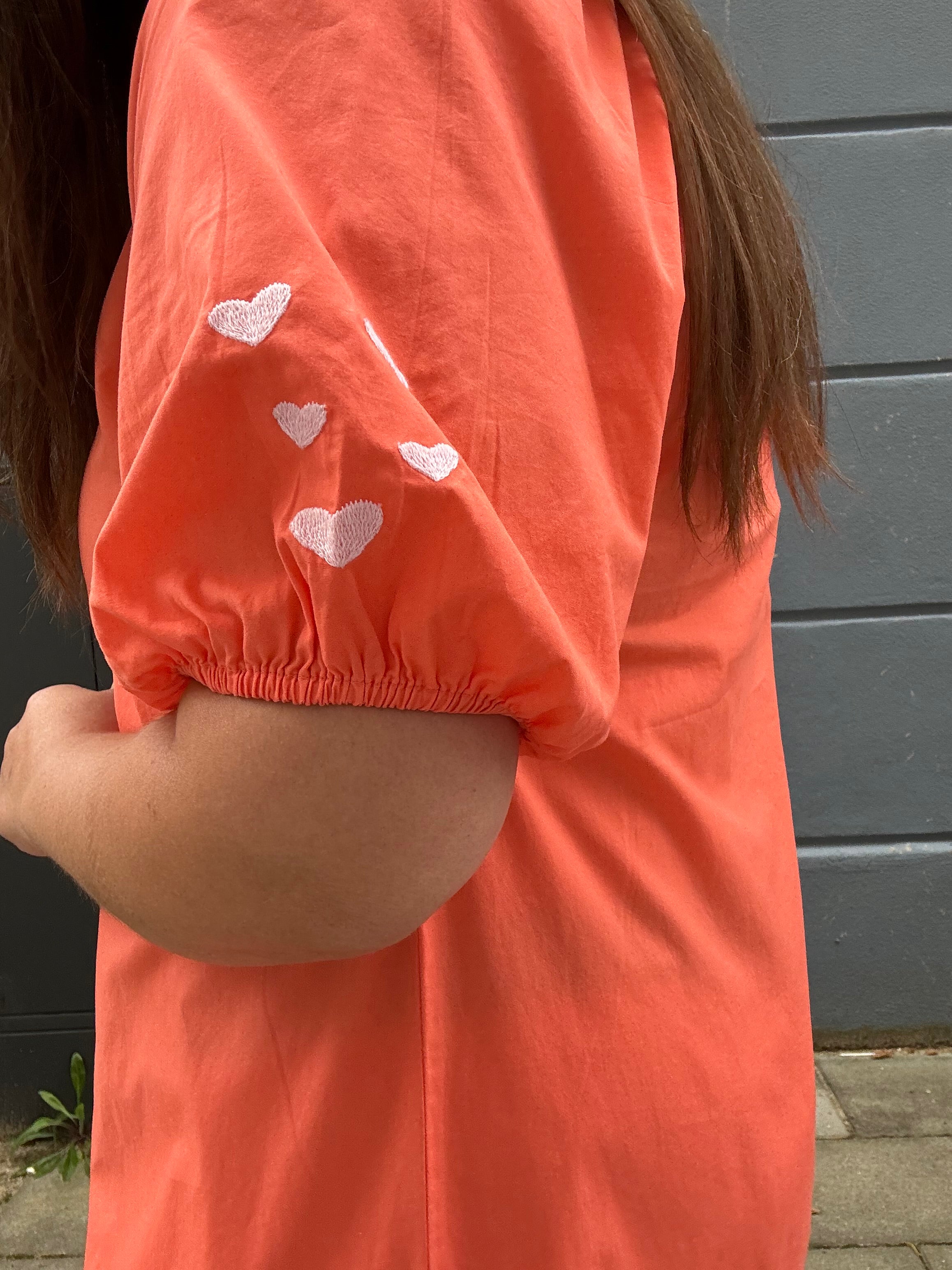 Oyster Dress i Orange - Kjole med Broderi fra Wauw