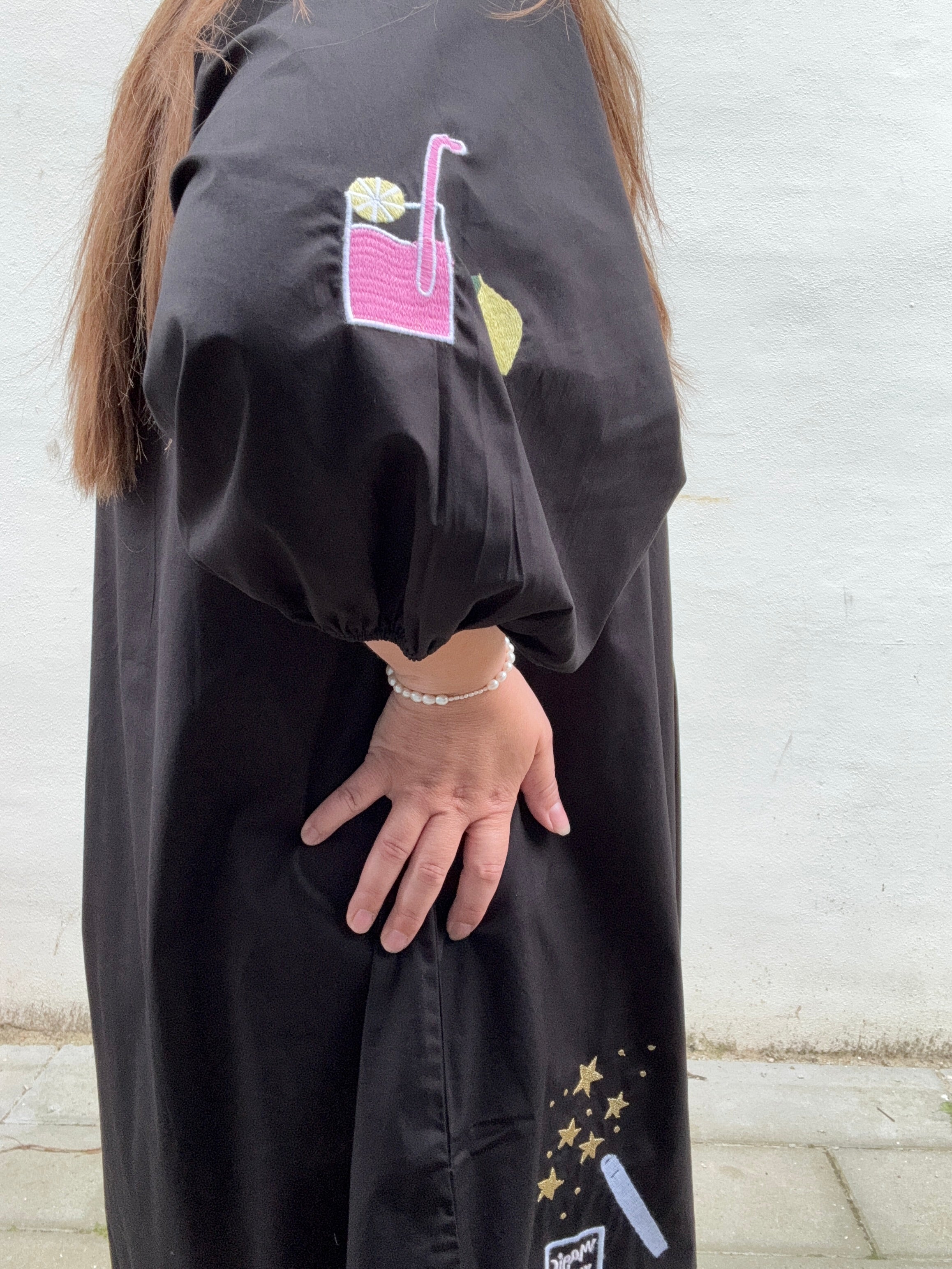 Oyster Dress i Sort - Kjole med Broderi fra Wauw