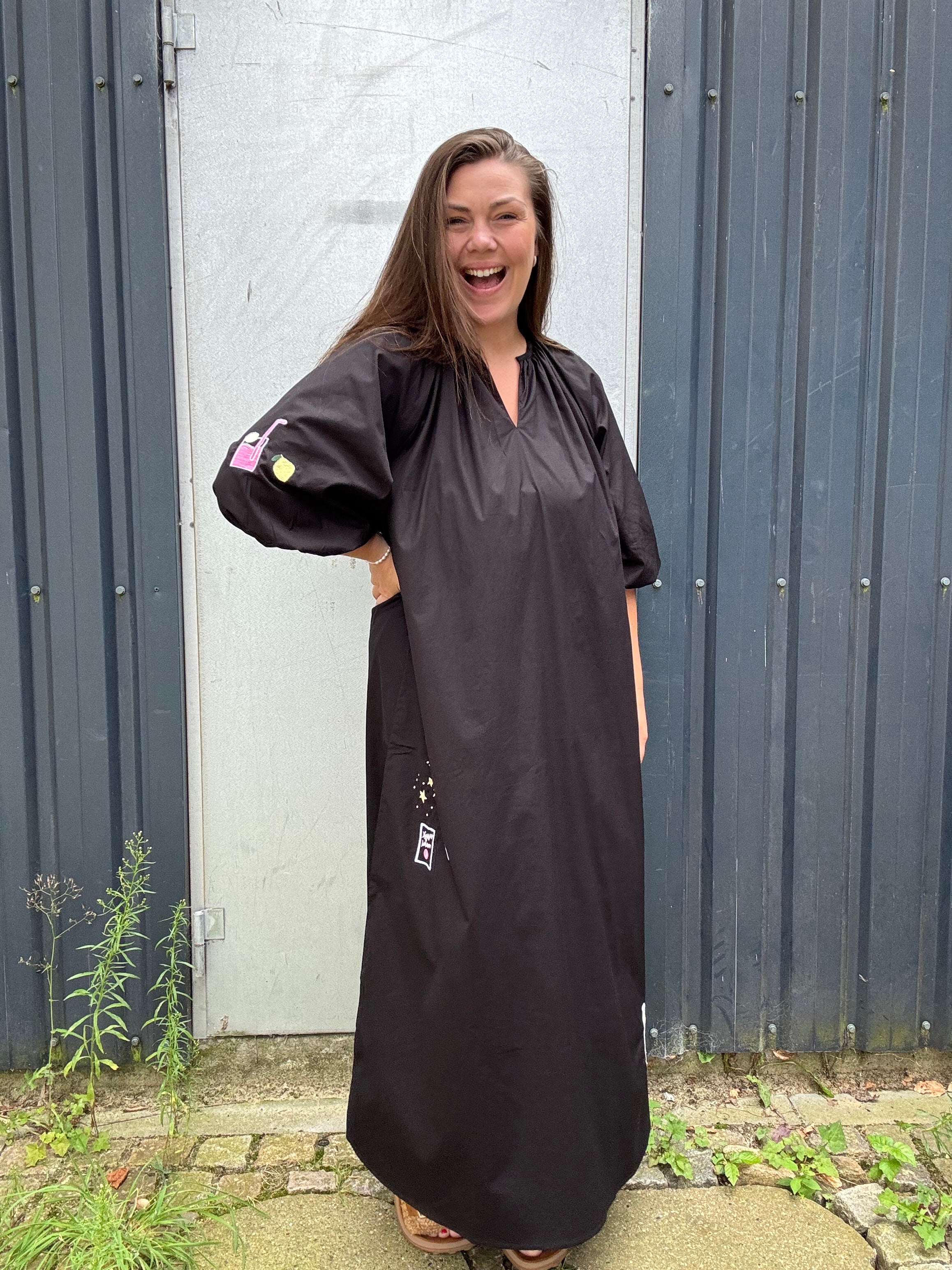 Oyster Dress i Sort - Kjole med Broderi fra Wauw