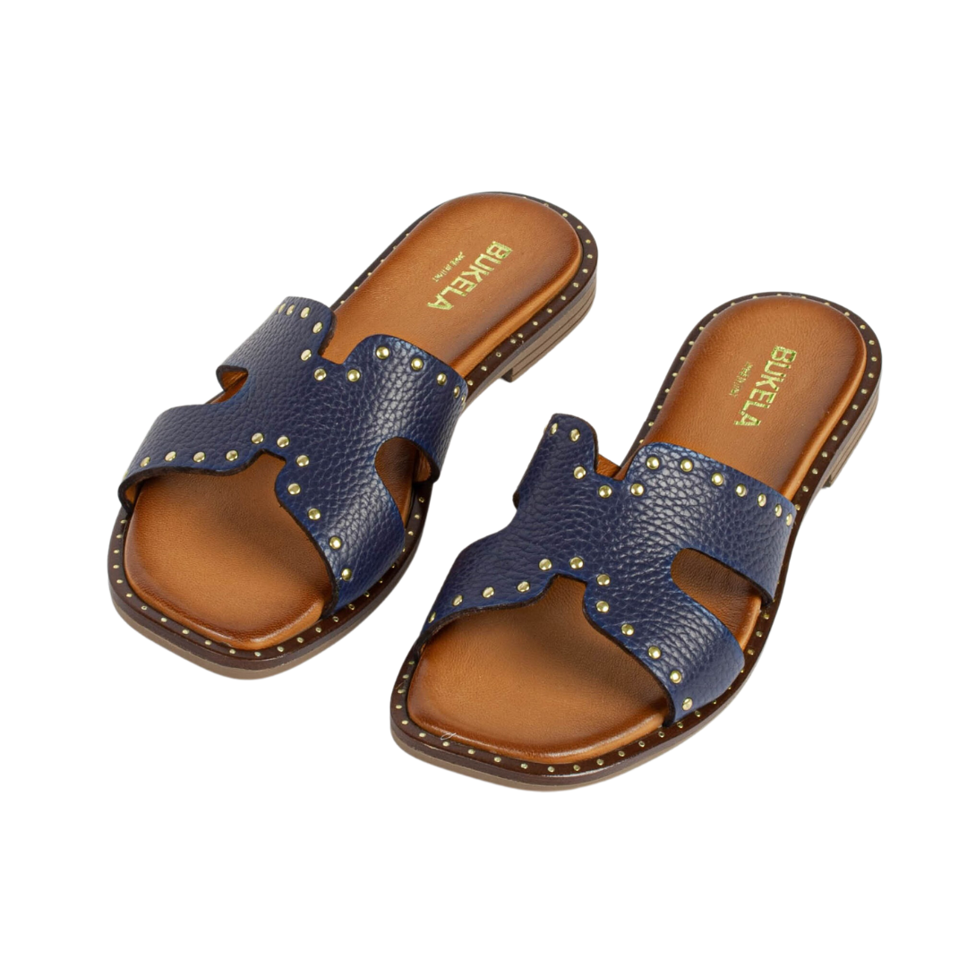 Slip-in sandal i blå med guld nitter, forfra for oven
