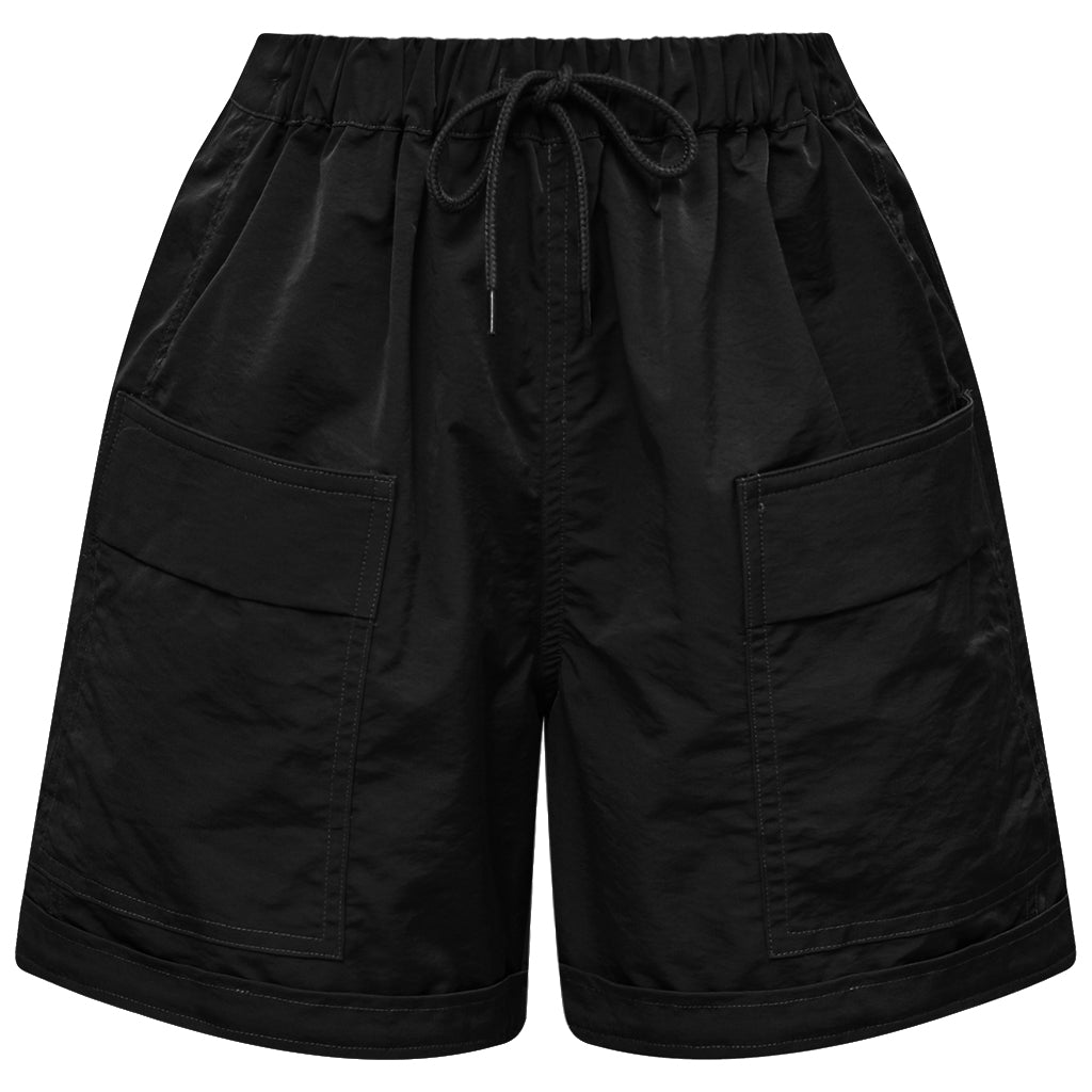 Sorte shorts med store lommer og elastik fra gossia, forfra