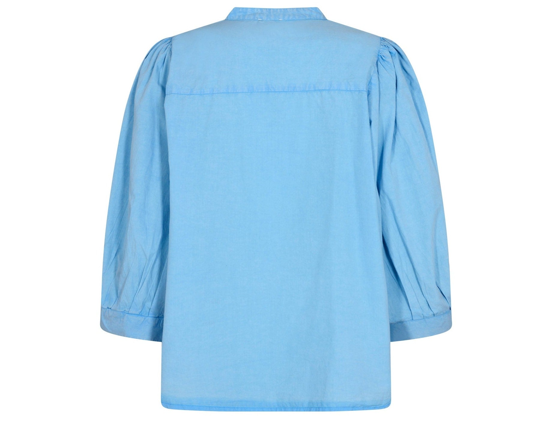 blå skjorte med 3/4 ærmer og flotte detaljer fra Gossia, bagfra
