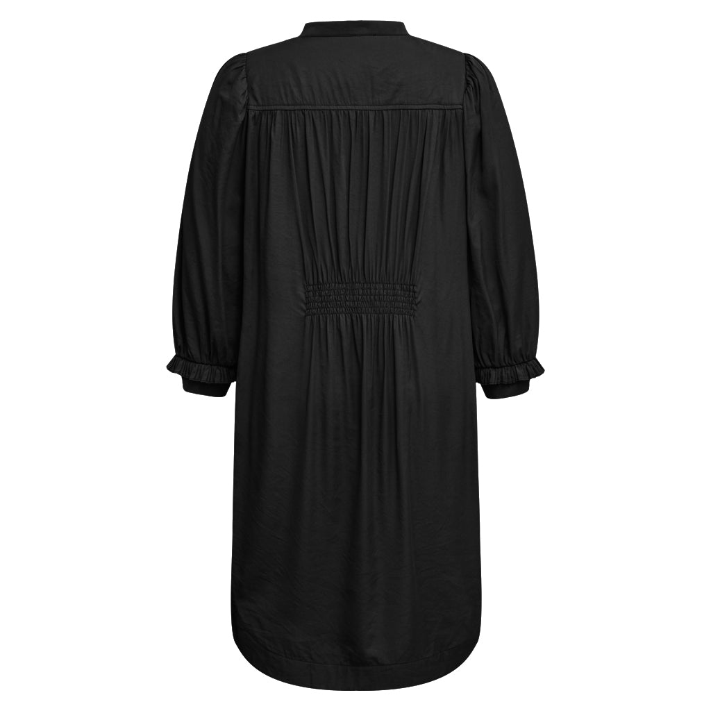 sort kjole fra gossia med flæse detaljer og smock bag på ved taljen bagpå, bagfra