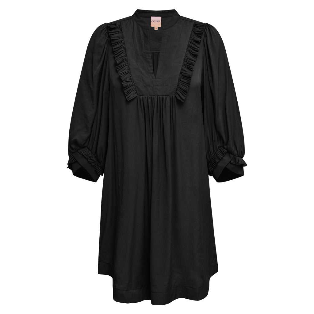 sort kjole fra gossia med flæse detaljer og smock bag på ved taljen bagpå, forfra