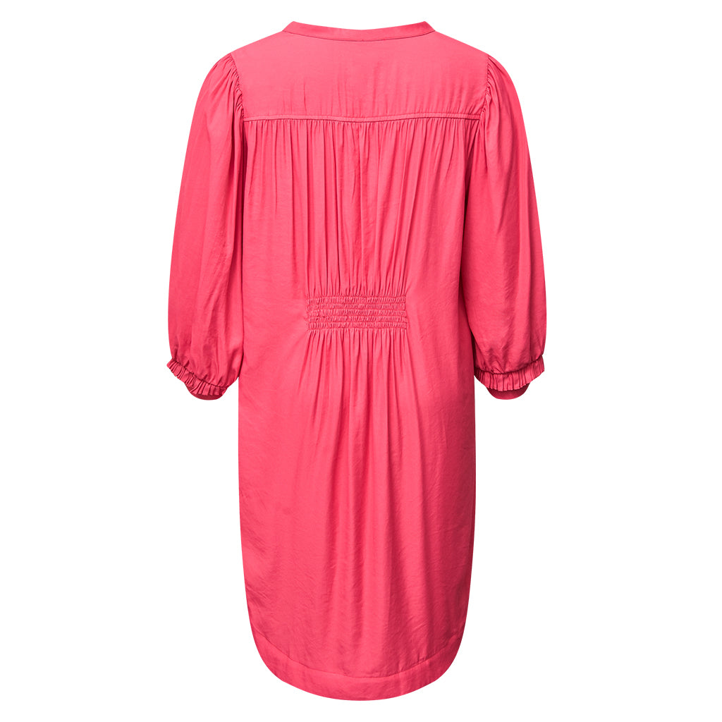 pink kjole med flæs detaljer og smock bagpå ved taljen bagpå, bagfra