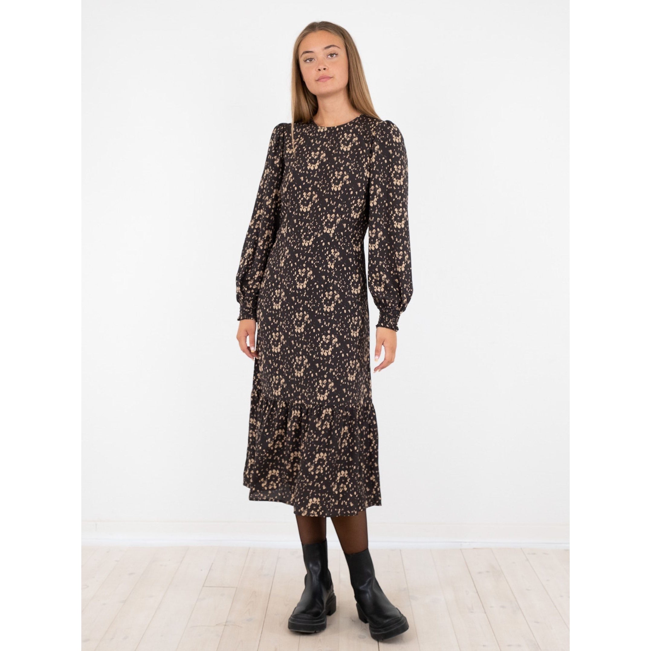 Vika Mix Texture Dress Mocca, kjole fra neo noir-wüpp