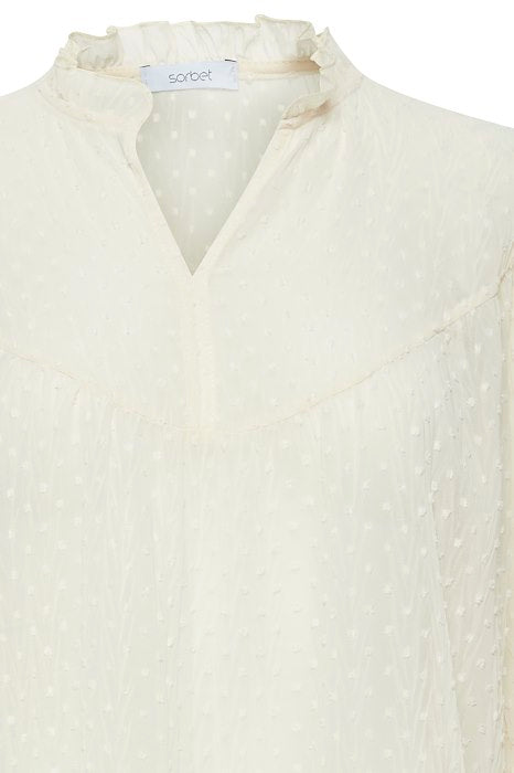 Sorbet bluse i hvid med prikker, forfra, nærbillede af hals med v-udskæring og flæs